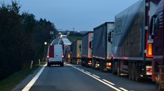 Ukrajina skúša obísť blokádu na poľskej hranici. Kamióny nakladajú do vlakov