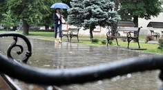 V niektorých regiónoch vymeníme slnečné okuliare za dáždniky, hrozia aj búrky