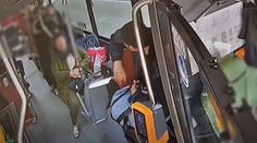 VIDEO: Vytiahol obrovský nôž a ohrozoval ním cestujúcich v MHD. Výtržníka hľadá polícia