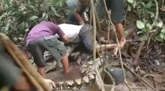 Obrovský pytón dal poriadne zabrať šiestim rybárom. Jednému sa omotal okolo členka