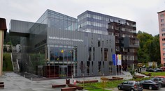 Na šokujúci prípad z vlaku reaguje aj Katolícka univerzita, na ktorej napadnuté dievča študuje