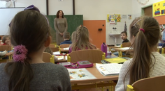 Viac učiteľom i školám, tvrdí OECD. Odporučilo však jedno bolestivé riešenie