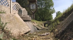 Počas pohrebov musia strpieť silný zápach. V Byšte vytekajú splašky rovno pred cintorínom