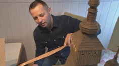 Cez deň chytá cestných pirátov a po nociach vyrába unikátne diela. Zhotovil aj maketu pamiatky UNESCO