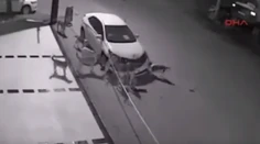Svorka psov chcela dolapiť mačku. Nepochopíte, ako rozobrali zaparkované auto