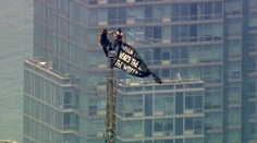 VIDEO: Netradičná žiadosť o ruku. Pár z Ruska sa vyšplhal na Empire State Building a rozprestrel tam transparent