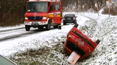 Nehoda pri Vínnom. Môže za to neposypaná cesta!
