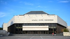 Herci z prešovského divadla hovoria o šikane. Ukazujú na konkrétneho režiséra