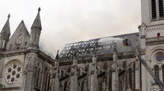 Baziliku z 19. storočia v Nantes zachvátil požiar, strechu zničil