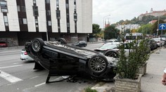 Dopravná nehoda v centre Bratislavy. Limuzína diplomatov skončila na streche