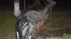 FOTO: Päťdesiatnik zo Záhoria  s tromi promile nezvládol zákrutu pri kostole a auto zaparkoval v jarku