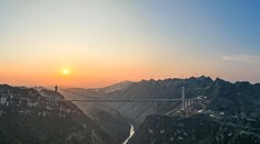 VIDEO: Horu rozrezali na dve polovice. Čína zverejnila dychberúce zábery zo stavby najvyššieho mosta sveta