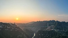 VIDEO: Horu rozrezali na dve polovice. Čína zverejnila dychberúce zábery zo stavby najvyššieho mosta sveta
