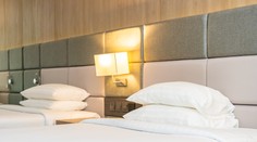 Žena si prenajala izbu s výhľadom na pláž, skončila v pivnici s tapetou mora