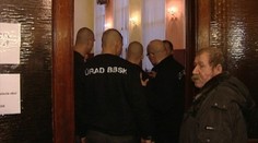 Kotleba si platí ochranku z krajskej pokladnice, zamestnal v nej aj brata