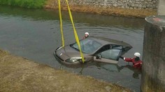 FOTO: Nečakaný incident pri parkovaní. V Bánovciach nad Bebravou skončilo auto v potoku