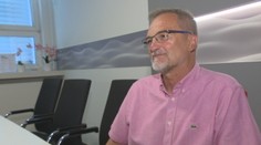 Rozviedol sa bez toho, aby vstal od počítača. Peter vďaka tomu ušetril peniaze aj čas