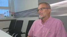 Rozviedol sa bez toho, aby vstal od počítača. Peter vďaka tomu ušetril peniaze aj čas