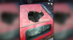 Francúzska polícia rieši záhadu: Polmetrovú dieru v streche auta zrejme spôsobil meteorit