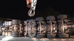 Prevrátil sa kamión s nebezpečnou látkou. Hrozila ekologická katastrofa