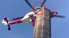 Muž, ktorý zostal visieť zakliesnený dole hlavou z komína, zomrel