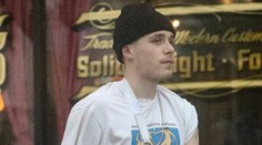 Brooklyn Beckham neostal dlho sám. Na tejto kráske mohol nechať (nielen) oči