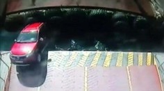 Šokujúce zábery: Auto sa z trajektu zrútilo do mora. Zomrelo malé dievčatko