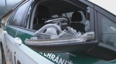 Rozruch v Hrhove. Dôchodca zranil policajtov sekerou, rozbil im aj auto