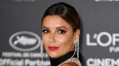 Nohavičky aj podprsenku nechala doma. Eva Longoria mala najodvážnejšie šaty večera
