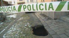 Sused tvrdí, že si čistil pivnicu. Zuzane sa po jeho kopaní prepadol dvor