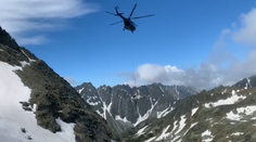 Za haváriou vrtuľníka pri Chate pod Rysmi nebola technická chyba. Pilot vyšetrovateľom priznal chybu