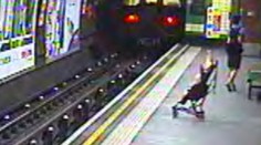 Hrozivé video z londýnskeho metra: Kočík s dieťaťom spadol na koľajnice