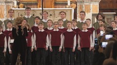 Tlieskali im postojačky. Nočným Rímom sa ozýval spev Bratislavského chlapčenského zboru