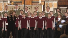 Tlieskali im postojačky. Nočným Rímom sa ozýval spev Bratislavského chlapčenského zboru