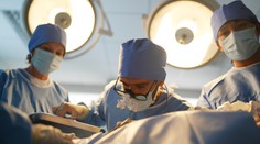 Chirurgovi pomáhala pri amputácii upratovačka. Pacientovi držala nohu