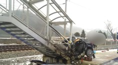 Tragédia v Žiline: Mladý otec vpálil do schodiska nad lávkou, z auta ostala kopa šrotu