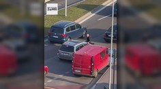 Viezol sa na kapote auta a mal udrieť priateľku, odsúdili ho na rok väzenia. Stále je však na slobode