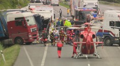 Nehoda autobusu s kamiónom sa zaradila medzi najväčšie v histórii. Pozreli sme sa na ňu s odborníkom