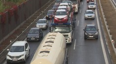 Vážna nehoda na hlavnom ťahu spôsobila rozsiahle kolóny. Úsek bol úplne neprejazdný