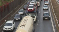 Vážna nehoda na hlavnom ťahu spôsobila rozsiahle kolóny. Úsek bol úplne neprejazdný
