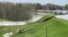 Svedkovi sa podarilo nakrútiť kolaps priehrady v Michigane. Škody budú naprávať roky