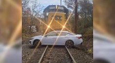 Vlak tlačil auto s dôchodkyňou stovky metrov. Desivá nehoda mala prekvapivý záver