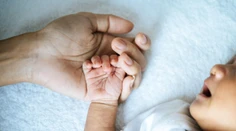 Do okna života niekto odložil bábätko. Nechal pri ňom len lístok