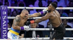Dal si pauzu, aby bránil domovinu pred Ruskom. Usyk po návrate do ringu obhájil opasky v odvete s Joshuom