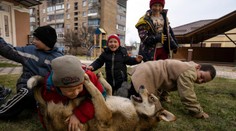 FOTOGRAFIE TÝŽDŇA: Bezstarostné sloníča, obrad za potopenú Moskvu či živá Krížová cesta