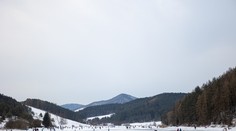 Slnko aj ďalšie ochladenie. Niektoré okresy však ešte môžu potrápiť snehové jazyky a záveje