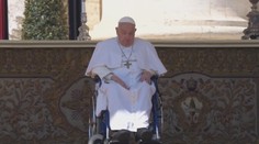 Pápež sa po týždňoch objavil na verejnosti. Vo vzduchu visí otázka, či budú slávenia obradov Veľkej noci s ním