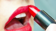 Viete, koľko kilogramov rúžu zje priemerná žena za život?