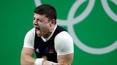 Scéna ako z hororu, arménsky vzpierač si pri nadhode zlomil ruku