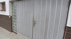 Na novú garáž čakajú namiesto pár týždňov dva roky. Nepomohla ani exekúcia